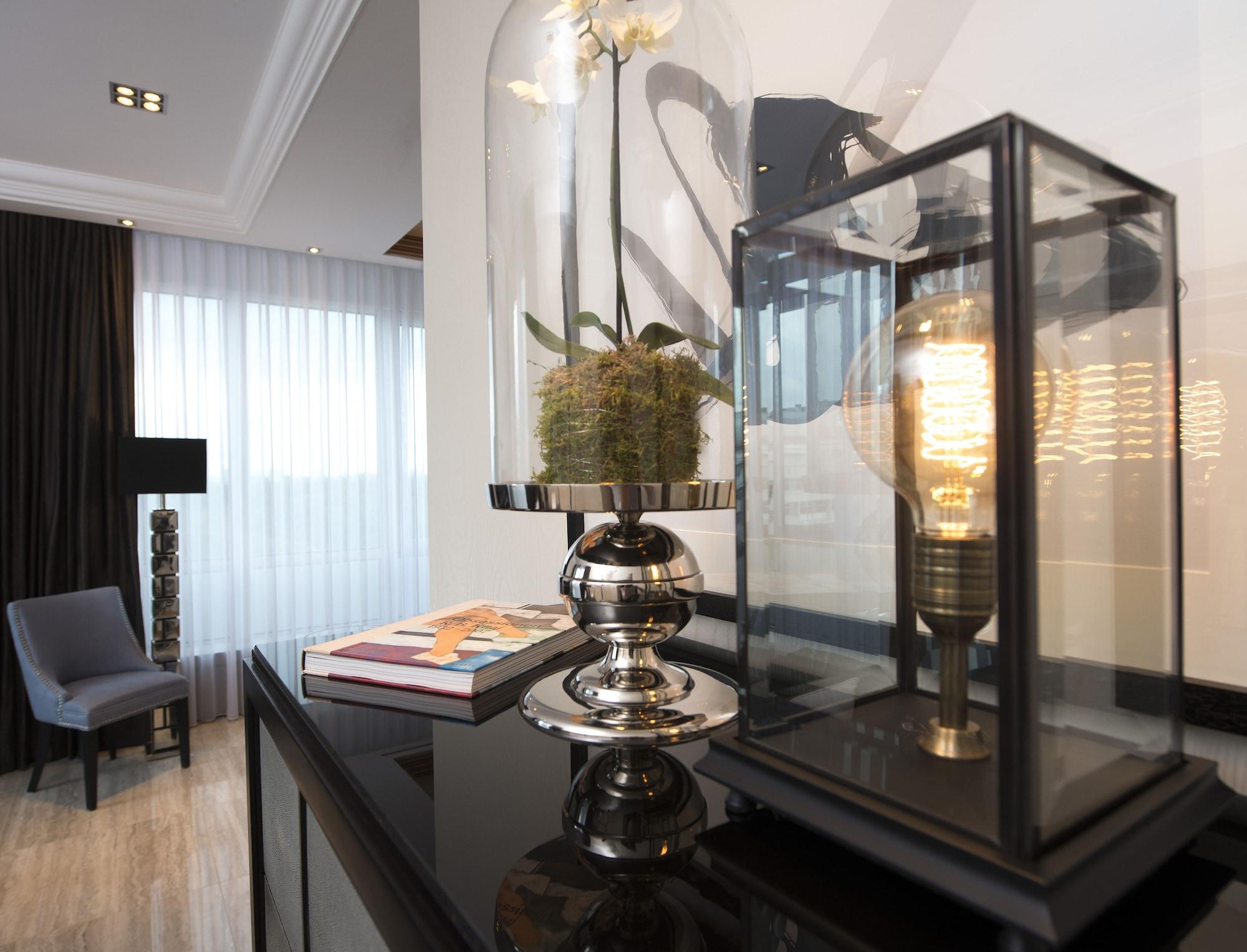 Hotel Palace Берлин Екстериор снимка A table lamp