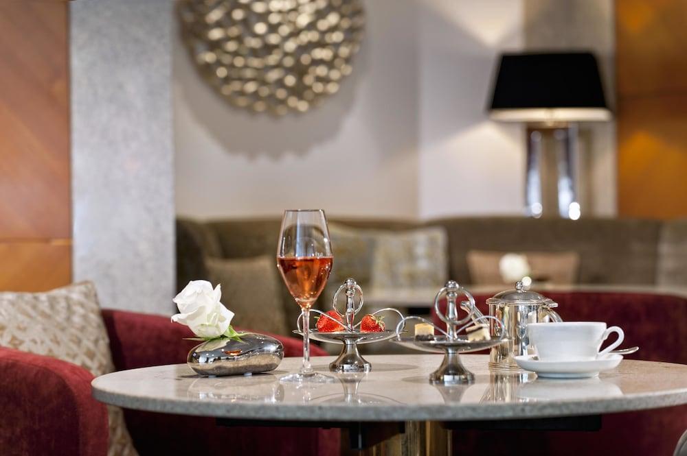Hotel Palace Берлин Екстериор снимка The Lounge at London Heathrow Airport
