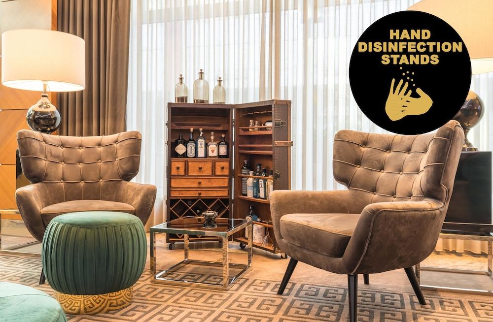 Hotel Palace Берлин Екстериор снимка Hand disinfection stands