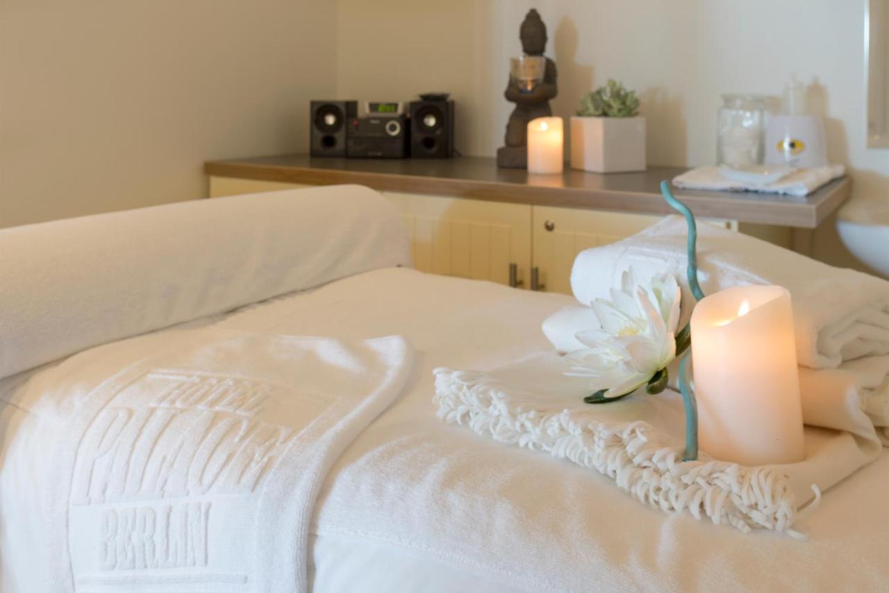 Hotel Palace Берлин Екстериор снимка A massage bed