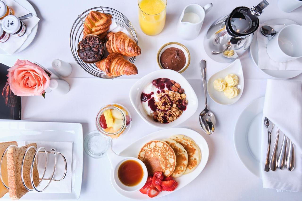 Hotel Palace Берлин Екстериор снимка A breakfast at the Four Seasons Hotel, London